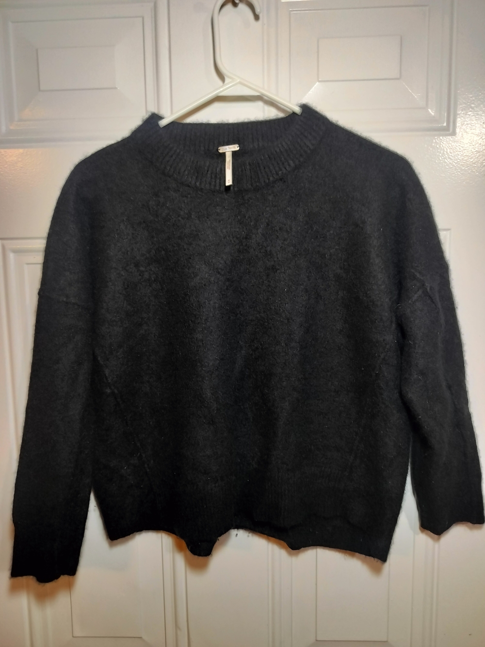 Free People Women’s 100% Cashmere Black Cropped Sweater Size M.